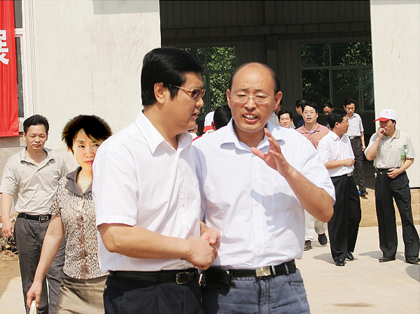 河南省副省长、原郑州市市长赵建才（前排左）考察我公司时听取公司情况汇报